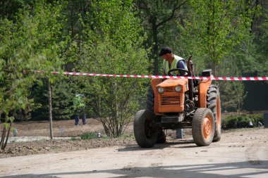 Almaty / Kazakistan - 04.28.2020: Botanik bahçesinde özel ekipman çalışmaları