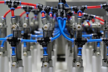 Almaty / Kazakistan - 04.10.2018: Dondurma üretiminde hammadde transferi için plastik tüpler ve metal bağlayıcılar