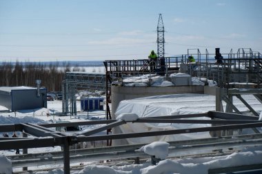 Magadan / Rusya - 03.20.2019: Maden işleme tesisinin etrafındaki metal yapılar. Bölgenin genel görünümü