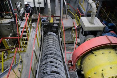 Magadan / Rusya - 03.20.2019: Metalurjik bir fabrikada hammadde işlemek için sarmal yapı
