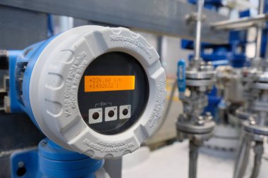 Magadan / Rusya - 03.20.2019: Metalurji tesisinde teknik ekipman sensörleri