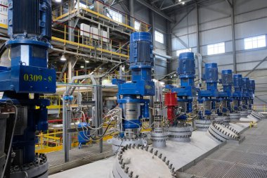 Magadan / Rusya - 03.20.2019: Metalurjik bir fabrikadaki borular, filtreler ve maden işleme sistemi