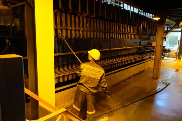 马加丹 俄罗斯 2019年3月20日 一位穿着工作服的工人在一家冶金厂用管子清洗隔间 — 图库照片