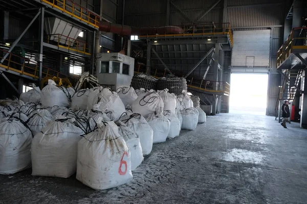 Magadan Russia 2019 冶金工場で処理するための原材料の袋 — ストック写真