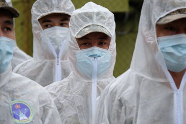 Almaty / Kazakistan - 05.02.2020: Orduyu bölgeyi dezenfekte etmeye hazırlamak. Coronavirus karantinası.
