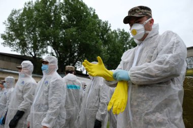 Almaty / Kazakistan - 05.02.2020: Orduyu bölgeyi dezenfekte etmeye hazırlamak. Coronavirus karantinası.