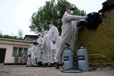 Almaty / Kazakistan - 05.02.2020: Orduyu bölgeyi dezenfekte etmeye hazırlamak. Coronavirus karantinası.