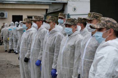 Almaty / Kazakistan - 05.02.2020: Orduyu bölgeyi dezenfekte etmeye hazırlamak. Coronavirus karantinası.