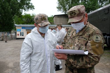 Almaty / Kazakistan - 05.02.2020: Orduyu bölgeyi dezenfekte etmeye hazırlamak. Coronavirus karantinası.
