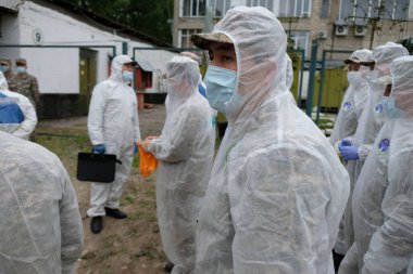 Almaty / Kazakistan - 05.02.2020: Orduyu bölgeyi dezenfekte etmeye hazırlamak. Coronavirus karantinası.