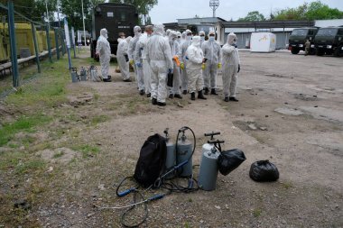 Almaty / Kazakistan - 05.02.2020: Orduyu bölgeyi dezenfekte etmeye hazırlamak. Coronavirus karantinası.