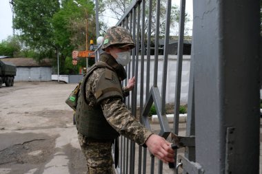 Almaty / Kazakistan - 05.02.2020: Kazakistan ordusu. Koronavirüs karantinası sırasında hizmet.