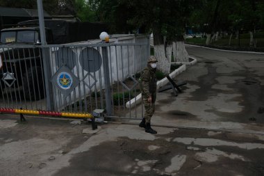 Almaty / Kazakistan - 05.02.2020: Kazakistan ordusu. Koronavirüs karantinası sırasında hizmet.