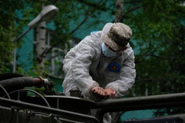 Almaty / Kazakistan - 05.02.2020: Orduyu bölgeyi dezenfekte etmeye hazırlamak. Coronavirus karantinası.