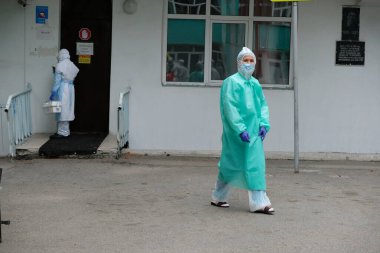 Almaty / Kazakistan - 05.02.2020: Bölgenin dezenfekte edilmesi sırasında bulaşıcı hastalıklar hastanesi doktorları