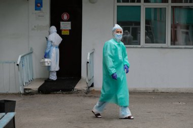 Almaty / Kazakistan - 05.02.2020: Bölgenin dezenfekte edilmesi sırasında bulaşıcı hastalıklar hastanesi doktorları