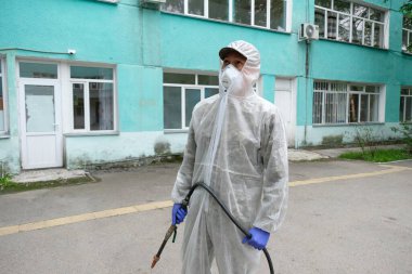 Almaty / Kazakistan - 05.02.2020: Ordu hastane topraklarında dezenfeksiyon uyguladı. Coronavirus karantinası.