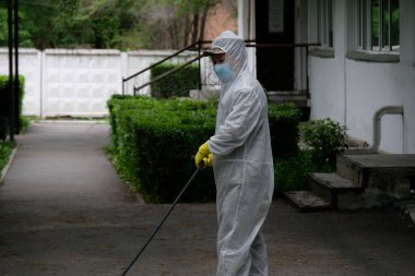 Almaty / Kazakistan - 05.02.2020: Ordu hastane topraklarında dezenfeksiyon uyguladı. Coronavirus karantinası.