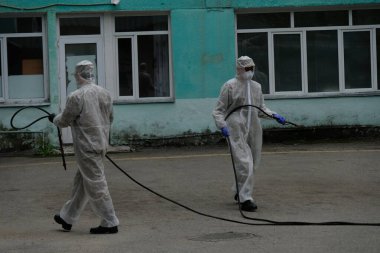 Almaty / Kazakistan - 05.02.2020: Ordu hastane topraklarında dezenfeksiyon uyguladı. Coronavirus karantinası.