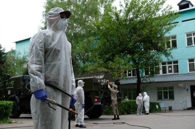 Almaty / Kazakistan - 05.02.2020: Ordu hastane topraklarında dezenfeksiyon uyguladı. Coronavirus karantinası.