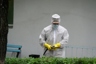 Almaty / Kazakistan - 05.02.2020: Ordu hastane topraklarında dezenfeksiyon uyguladı. Coronavirus karantinası.