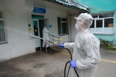 Almaty / Kazakistan - 05.02.2020: Ordu hastane topraklarında dezenfeksiyon uyguladı. Coronavirus karantinası.