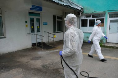 Almaty / Kazakistan - 05.02.2020: Ordu hastane topraklarında dezenfeksiyon uyguladı. Coronavirus karantinası.