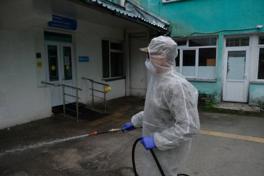 Almaty / Kazakistan - 05.02.2020: Ordu hastane topraklarında dezenfeksiyon uyguladı. Coronavirus karantinası.
