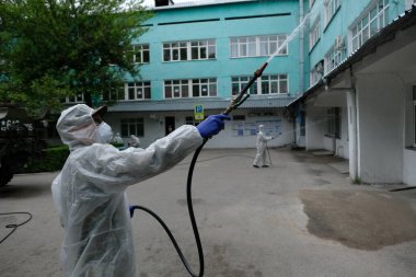Almaty / Kazakistan - 05.02.2020: Ordu hastane topraklarında dezenfeksiyon uyguladı. Coronavirus karantinası.