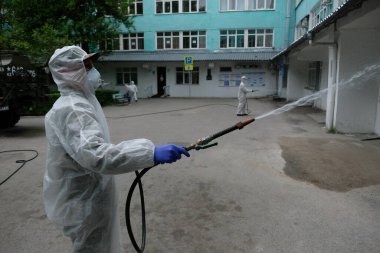 Almaty / Kazakistan - 05.02.2020: Ordu hastane topraklarında dezenfeksiyon uyguladı. Coronavirus karantinası.