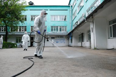 Almaty / Kazakistan - 05.02.2020: Ordu hastane topraklarında dezenfeksiyon uyguladı. Coronavirus karantinası.