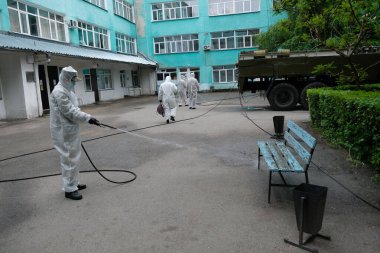 Almaty / Kazakistan - 05.02.2020: Ordu hastane topraklarında dezenfeksiyon uyguladı. Coronavirus karantinası.