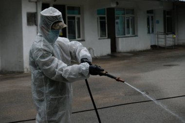 Almaty / Kazakistan - 05.02.2020: Ordu hastane topraklarında dezenfeksiyon uyguladı. Coronavirus karantinası.