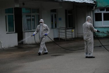 Almaty / Kazakistan - 05.02.2020: Ordu hastane topraklarında dezenfeksiyon uyguladı. Coronavirus karantinası.