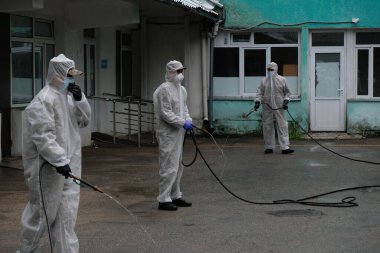 Almaty / Kazakistan - 05.02.2020: Ordu hastane topraklarında dezenfeksiyon uyguladı. Coronavirus karantinası.