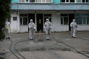 Almaty / Kazakistan - 05.02.2020: Ordu hastane topraklarında dezenfeksiyon uyguladı. Coronavirus karantinası.