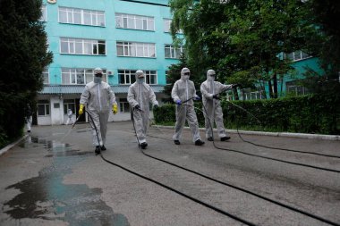 Almaty / Kazakistan - 05.02.2020: Ordu hastane topraklarında dezenfeksiyon uyguladı. Coronavirus karantinası.
