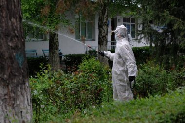 Almaty / Kazakistan - 05.02.2020: Ordu hastane topraklarında dezenfeksiyon uyguladı. Coronavirus karantinası.
