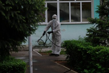 Almaty / Kazakistan - 05.02.2020: Ordu hastane topraklarında dezenfeksiyon uyguladı. Coronavirus karantinası.