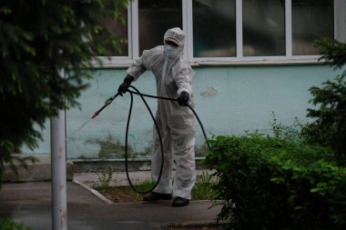 Almaty / Kazakistan - 05.02.2020: Ordu hastane topraklarında dezenfeksiyon uyguladı. Coronavirus karantinası.