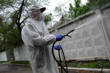 Almaty / Kazakistan - 05.02.2020: Ordu hastane topraklarında dezenfeksiyon uyguladı. Coronavirus karantinası.