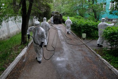 Almaty / Kazakistan - 05.02.2020: Ordu hastane topraklarında dezenfeksiyon uyguladı. Coronavirus karantinası.