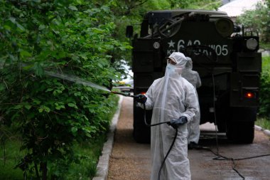 Almaty / Kazakistan - 05.02.2020: Ordu hastane topraklarında dezenfeksiyon uyguladı. Coronavirus karantinası.