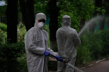 Almaty / Kazakistan - 05.02.2020: Ordu hastane topraklarında dezenfeksiyon uyguladı. Coronavirus karantinası.