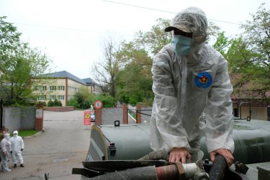 Almaty / Kazakistan - 05.02.2020: Ordu hastane topraklarında dezenfeksiyon uyguladı. Coronavirus karantinası.