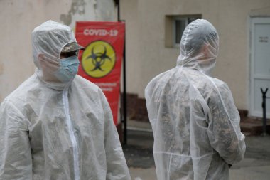 Almaty / Kazakistan - 05.02.2020: Ordu hastane topraklarında dezenfeksiyon uyguladı. Coronavirus karantinası.
