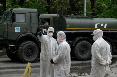 Almaty / Kazakistan - 05.02.2020: Ordu hastane topraklarında dezenfeksiyon uyguladı. Coronavirus karantinası.