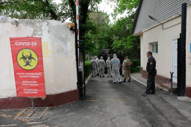 Almaty / Kazakistan - 05.02.2020: COVID-19 kelimeleriyle pankart ve risk bölgesi hakkında uyarı.