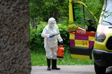 Almaty / Kazakistan - 05.02.2020: Ordu hastane topraklarında dezenfeksiyon uyguladı. Coronavirus karantinası.