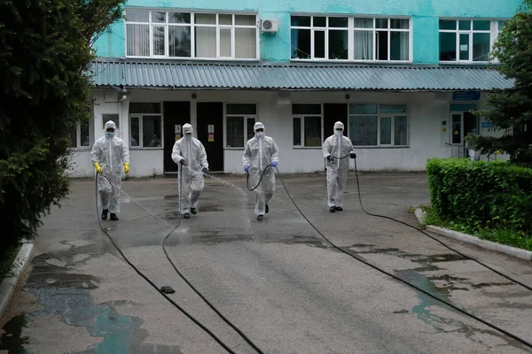 Almaty / Kazakistan - 05.02.2020: Ordu hastane topraklarında dezenfeksiyon uyguladı. Coronavirus karantinası.